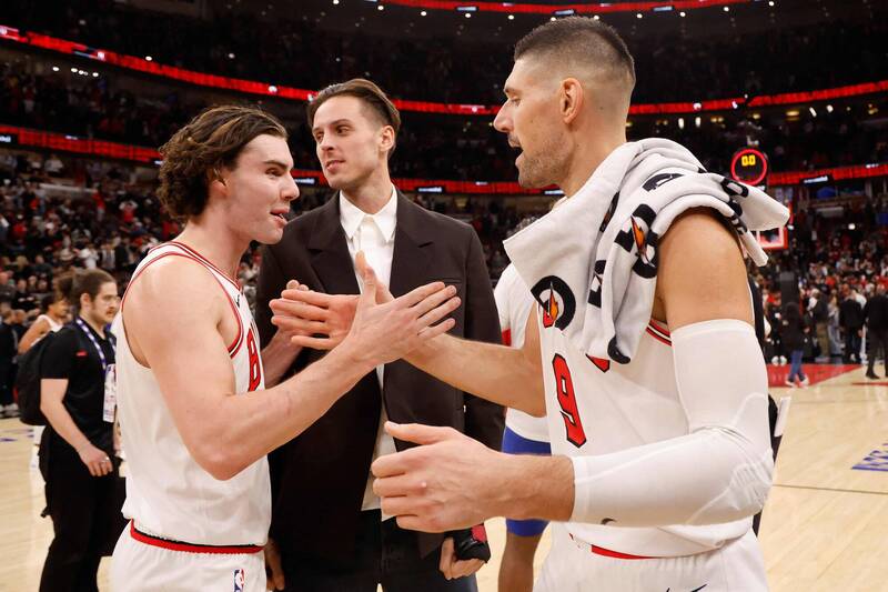 吉迪（左）大三元，並將關鍵助攻傳給伍切維奇（右）讓他投進超前三分。（法新社）