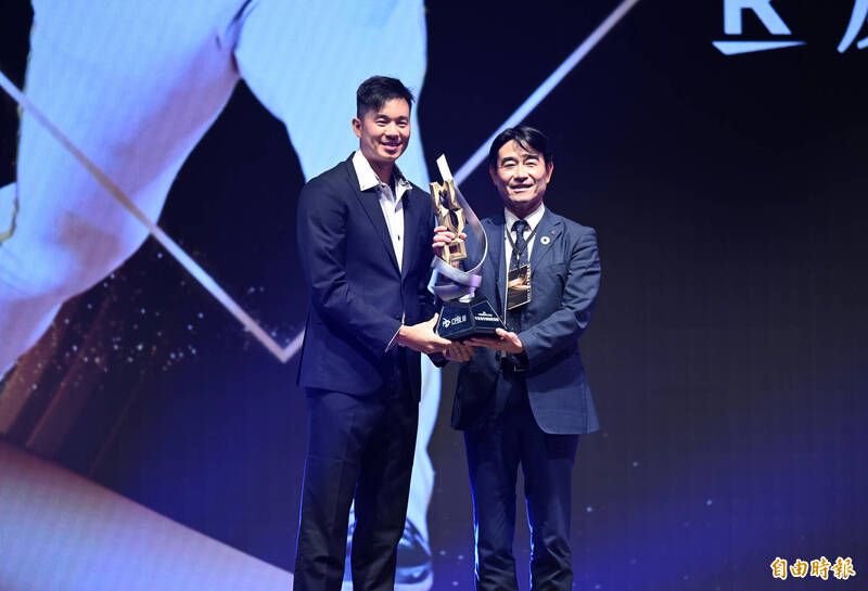 威能帝獲得年度MVP（黃子鵬代領獎）。（記者李惠洲攝）