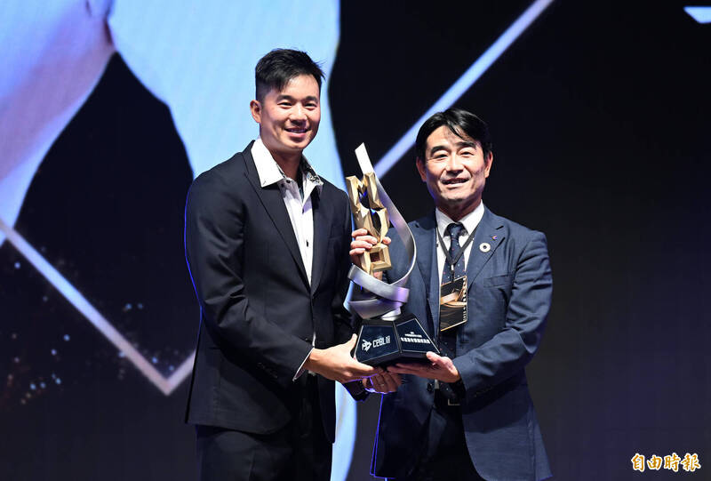 威能帝獲得年度MVP（黃子鵬代領獎）。（記者李惠洲攝）