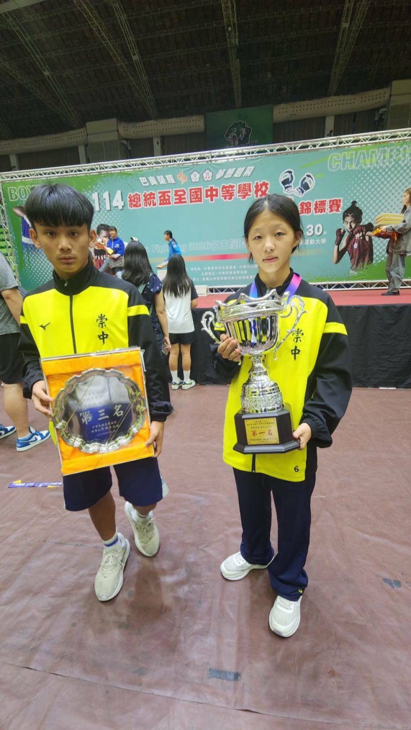崇文國中拳擊隊女組隊長陳玄采帶領奪金、男子組隊長潘聖杰帶領獲團體季軍。（崇文國中提供）