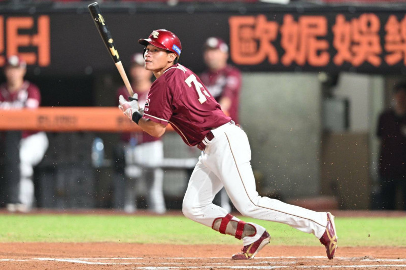 陽柏翔擊出內野安打。（桃園市政府提供）