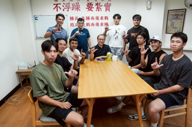 統一獅領隊蘇泰安（中）在今天秋訓結束後勉勵8名新秀。（統一獅提供）
