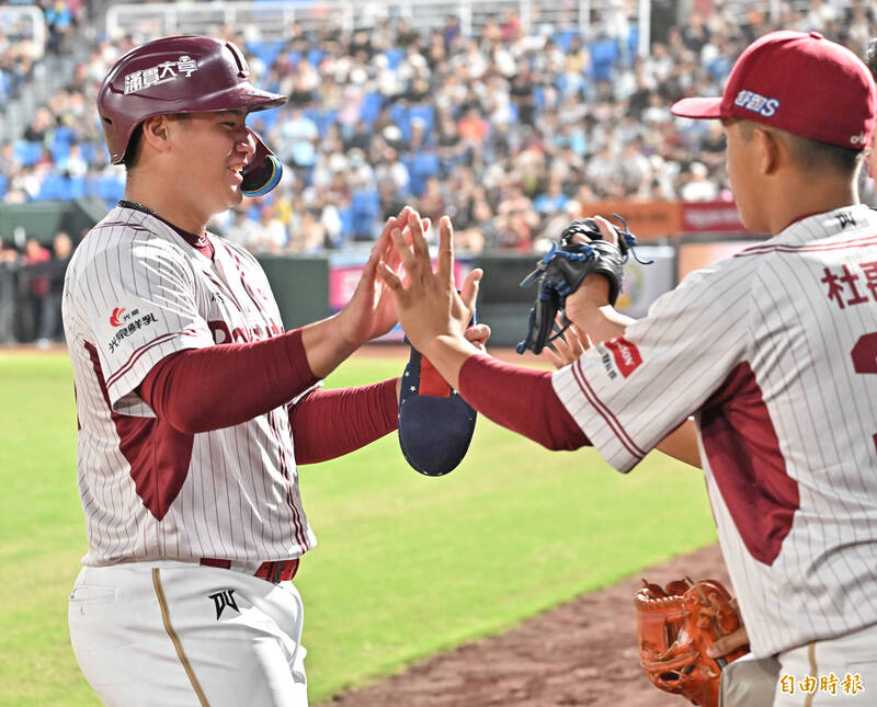 樂天桃猿張趙紘（左）敲出超前比分的二壘安打後，退場休息。（記者陳志曲攝）