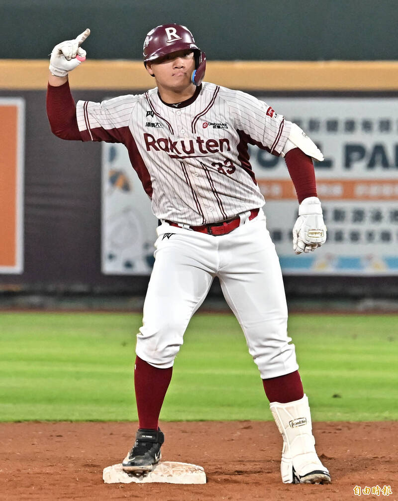 樂天桃猿張趙紘敲出二壘安打，帶有二分打點超前比分。（記者陳志曲攝）