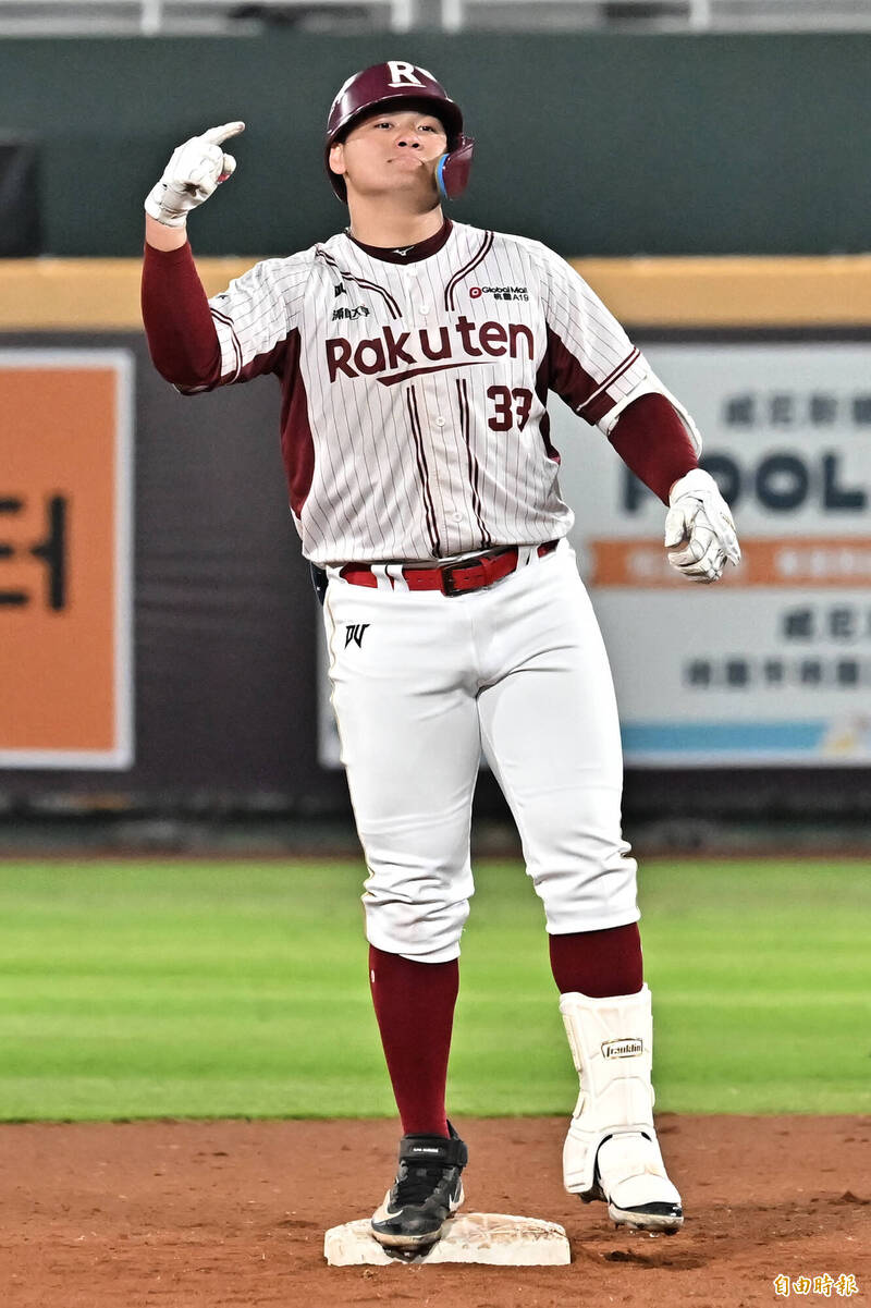 樂天桃猿張趙紘敲出二壘安打，帶有二分打點超前比分。（記者陳志曲攝）