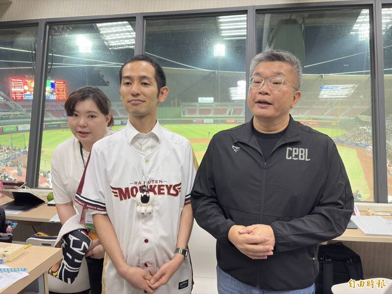 中職會長蔡其昌（右）、樂天桃猿領隊牧野幸輝（中）。（記者徐正揚攝）