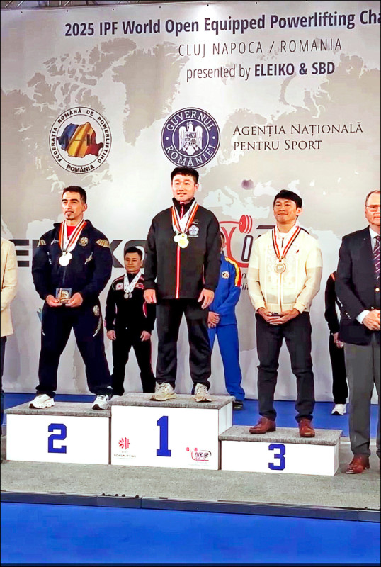 2025年健力世錦賽，林逸鈞（中）在男子組59公斤級拿下臥舉及總和2面金牌。（圖：運動部提供）