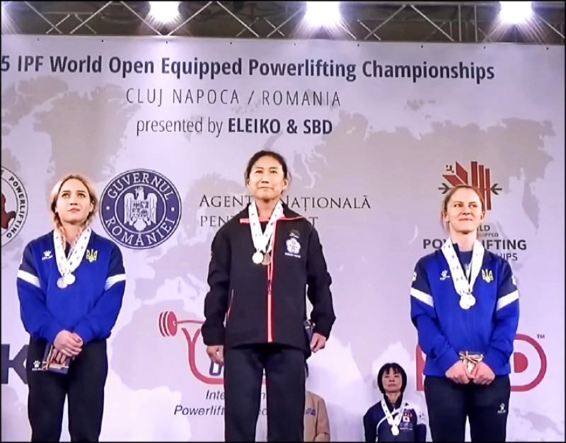 2025年健力世錦賽，前舉重奧運金牌陳葦綾（中）在女子組47公斤級硬舉項目摘金。（圖：運動部提供）