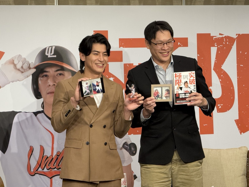 陳傑憲（左）和採訪撰文王啟恩。（記者龔乃玠攝）