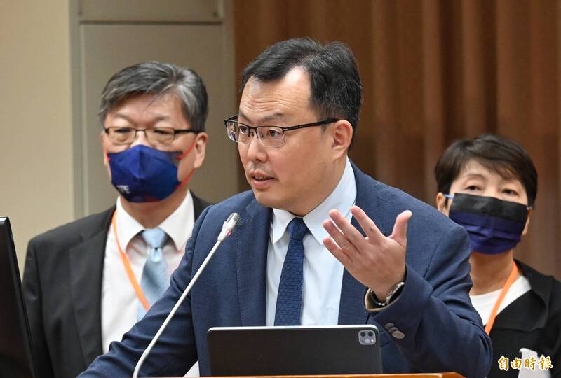 運動部次長鄭世忠（中）答詢時表示，「青春動滋券」領取率確實不理想，目前正檢討轉型為「運動幣」，並考慮擴大適用對象與跨部會合作，推動全民運動。（記者劉信德攝）