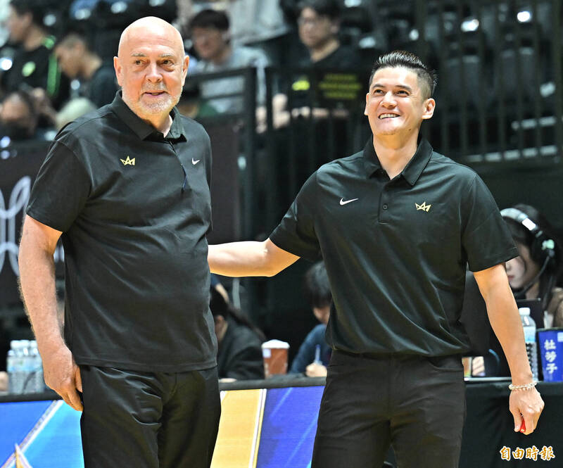 新北國王教練湯瑪士（左）與代總教練洪志善（右）。（記者陳志曲攝）