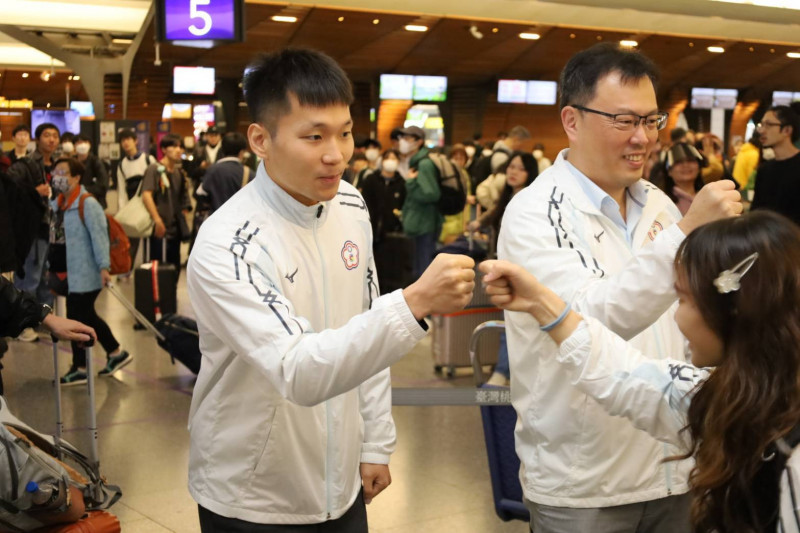 運動部李洋部長為2025年東京第25屆達福林匹克運動會選手送機，鼓勵選手勇敢迎戰，突破自我。（運動部提供）