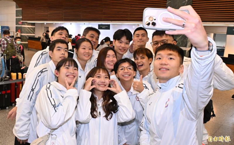運動部長李洋與東京聽奧代表團選手自拍合影。（記者劉信德攝）