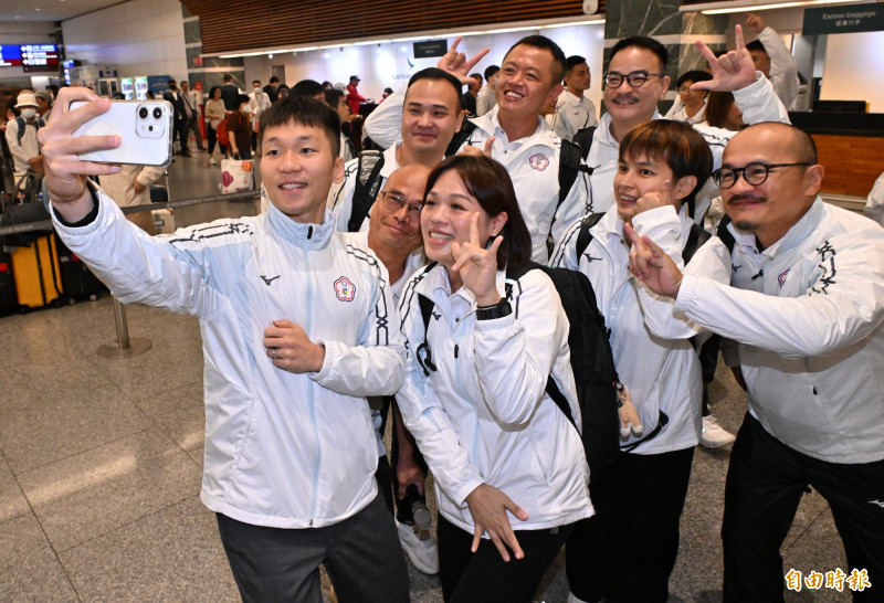 運動部長李洋與東京聽奧代表團選手自拍合影。（記者劉信德攝）
