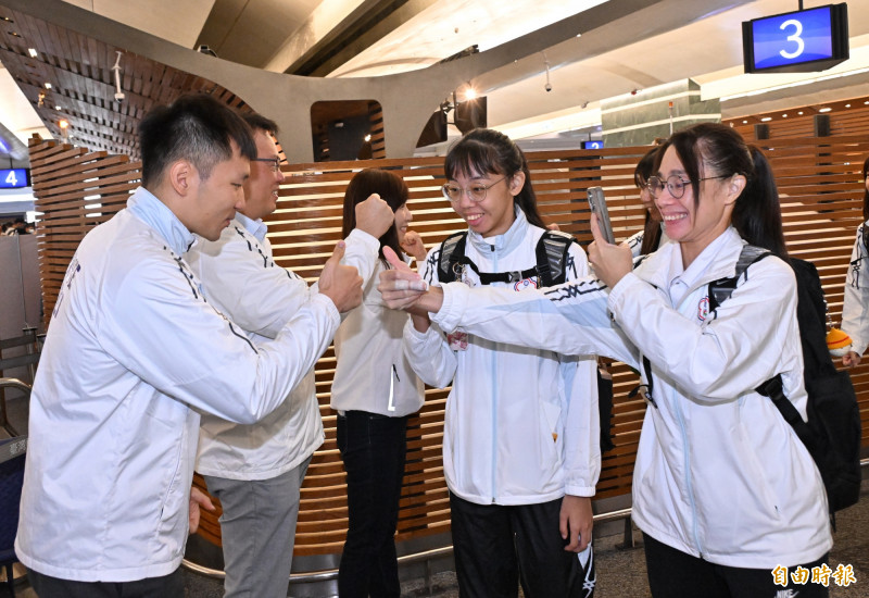 運動部長李洋與東京聽奧代表團選手及教練一一擊拳加油。（記者劉信德攝）