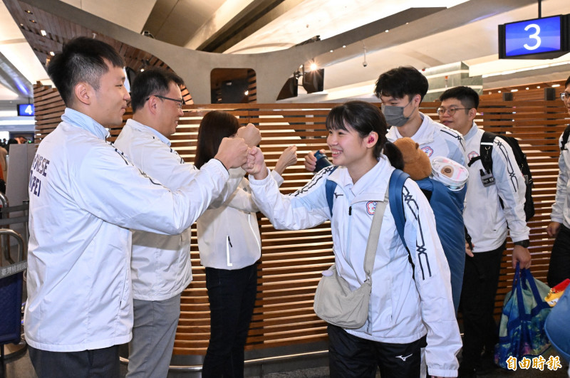 運動部長李洋與東京聽奧代表團選手及教練一一擊拳加油。（記者劉信德攝）