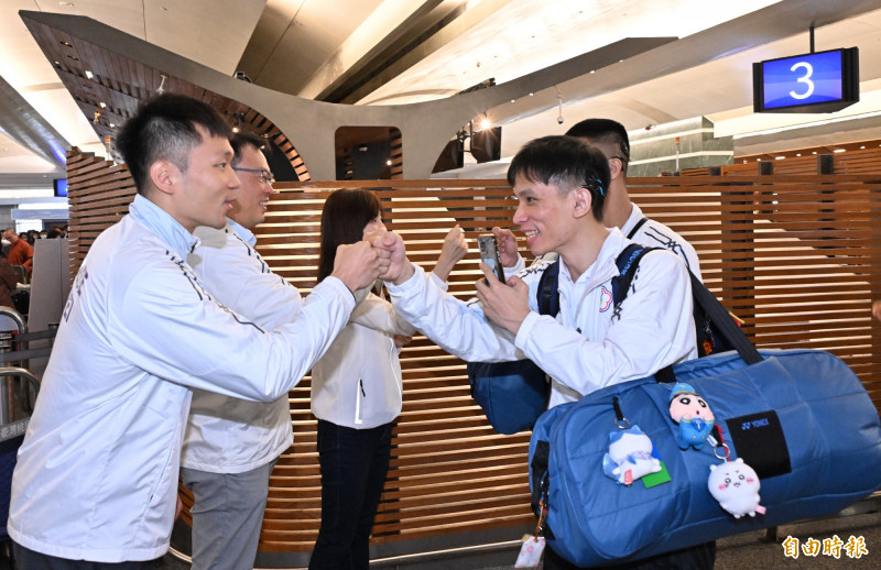 運動部長李洋與東京聽奧代表團選手及教練一一擊拳加油。（記者劉信德攝）