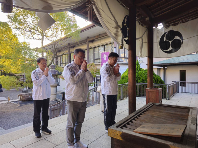 運動部次長鄭世忠與代表團團長林昭穎參拜龜戶香取神社，祈願參賽任務順利。（運動部提供）