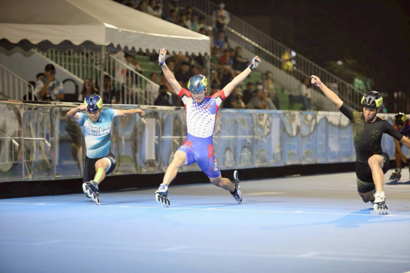 蔡承軒（中 ）以0.006秒之險臉趙祖政（右）奪金。（滑輪溜冰協會提供）