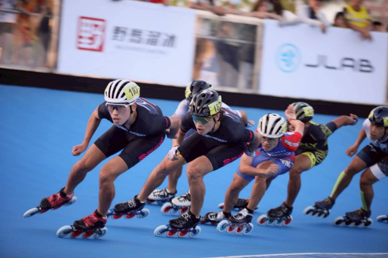 崔因鎬（右）搶下金牌。（滑輪溜冰協會提供）