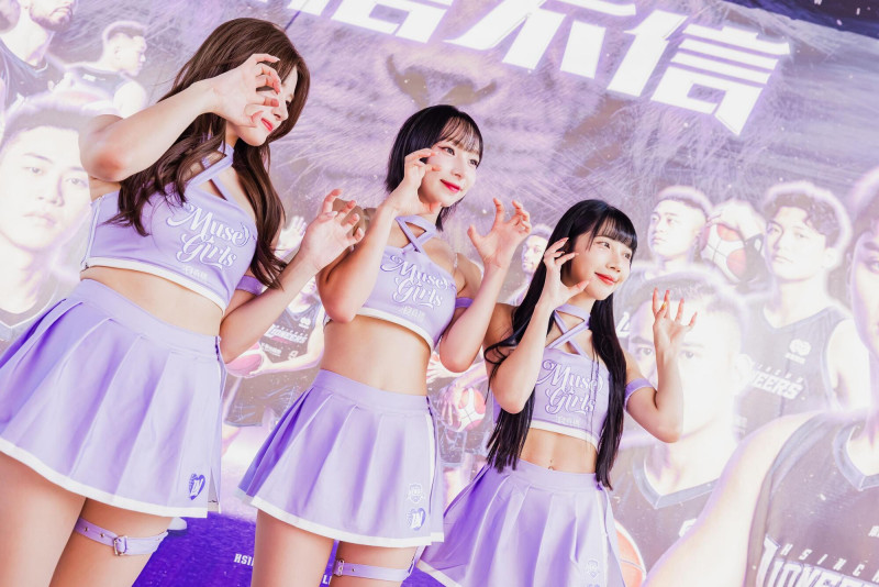 慕獅女孩 潔米 與新竹御嵿攻城獅 Muse Girls 團隊主場應援合照