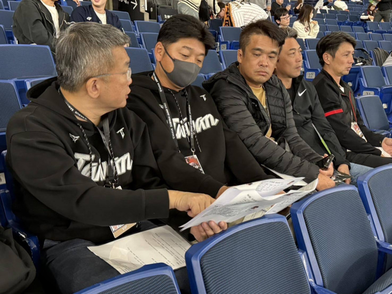 中職會長蔡其昌（左一）日前和經典賽教練團赴日，除了總教練曾豪駒（左二），投手教練林岳平（右二）、首席教練高志綱（右一）也同行。（取自蔡其昌臉書）