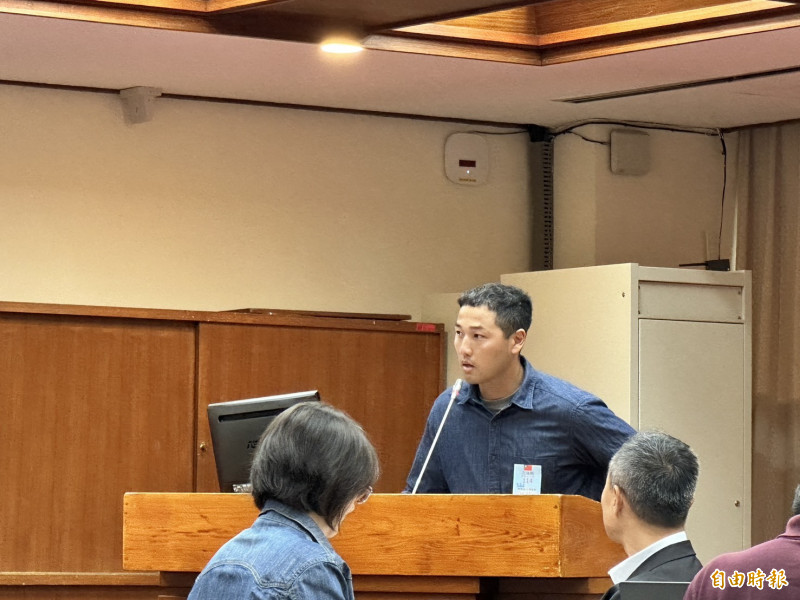 東園國小教練駱政宇。（記者盧養宣攝）