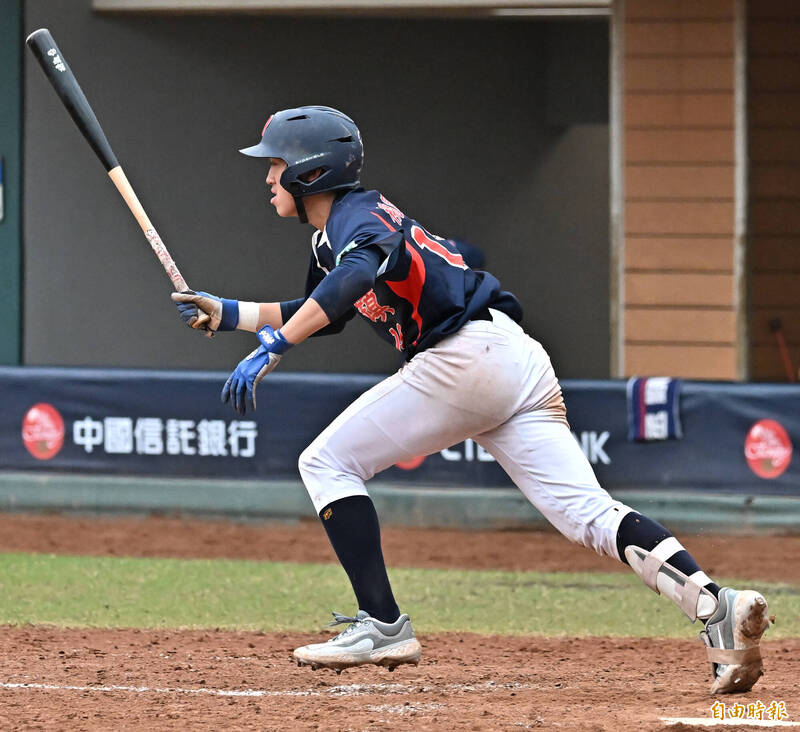 平鎮高中劉桓宇敲出安打，帶有一分打點帶動攻勢。（記者陳志曲攝）