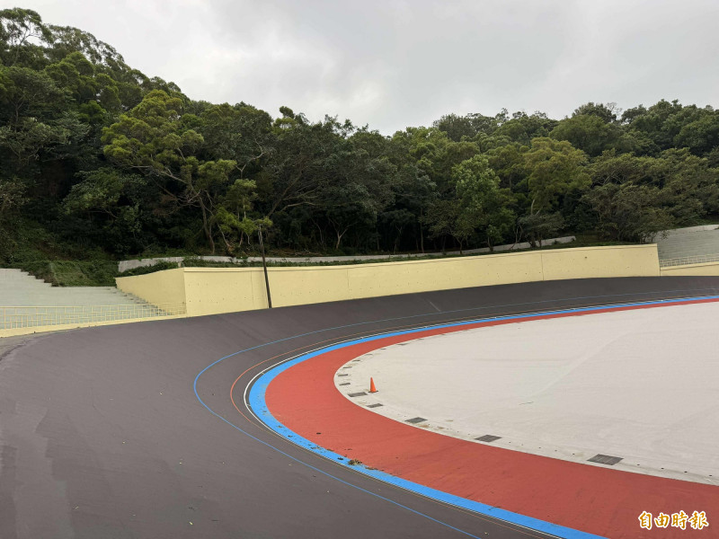 新竹市自由車場修不好，無法辦世壯運，導致選手青春被葬送， 市議員劉彥伶酸官員還好意思敘獎？圖為自由車場整修待驗收情形。（劉彥伶提供）