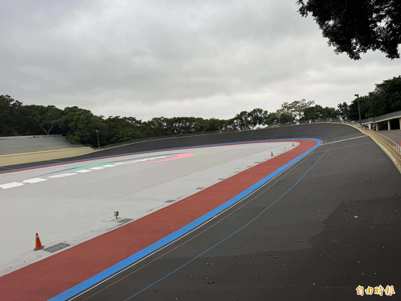 新竹市自由車場修不好，無法辦世壯運，導致選手青春被葬送， 市議員劉彥伶酸官員還好意思敘獎？圖為自由車場整修待驗收情形。（劉彥伶提供）