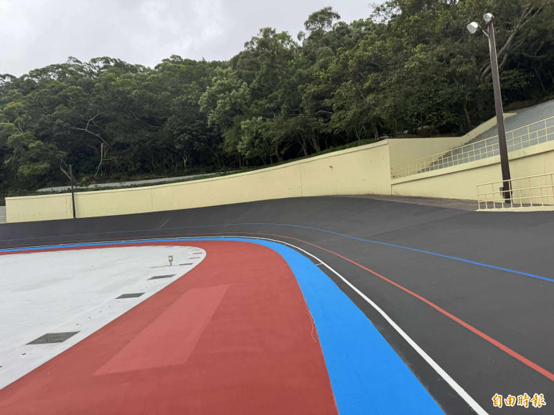 新竹市自由車場修不好，無法辦世壯運，導致選手青春被葬送， 市議員劉彥伶酸官員還好意思敘獎？圖為自由車場整修待驗收情形。（劉彥伶提供）