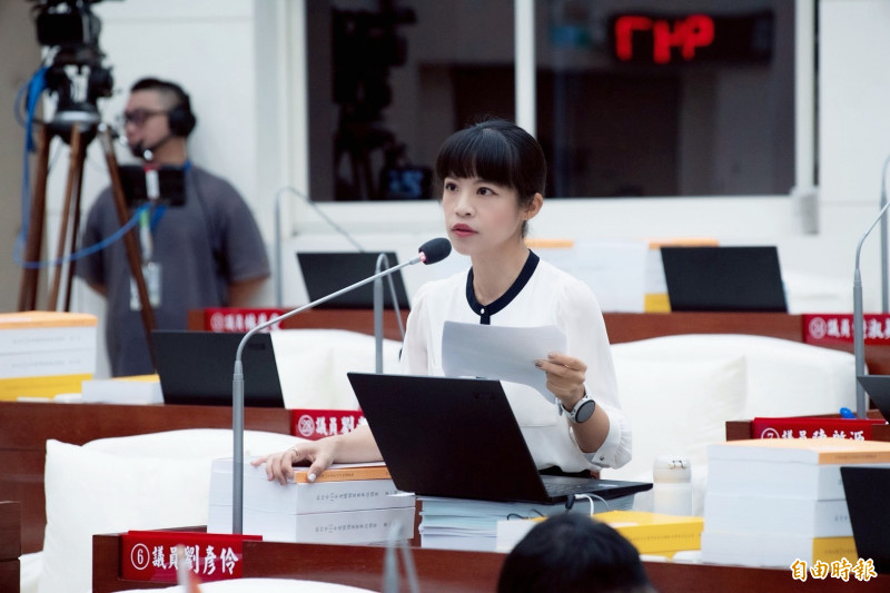新竹市自由車場修不好，無法辦世壯運，導致選手青春被葬送， 市議員劉彥伶酸官員還好意思敘獎？（記者洪美秀攝）