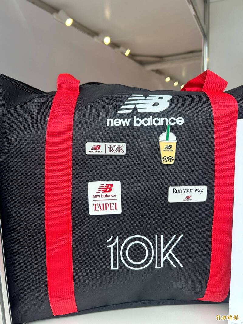 New Balance領物資攤位。（記者吳孟儒攝）