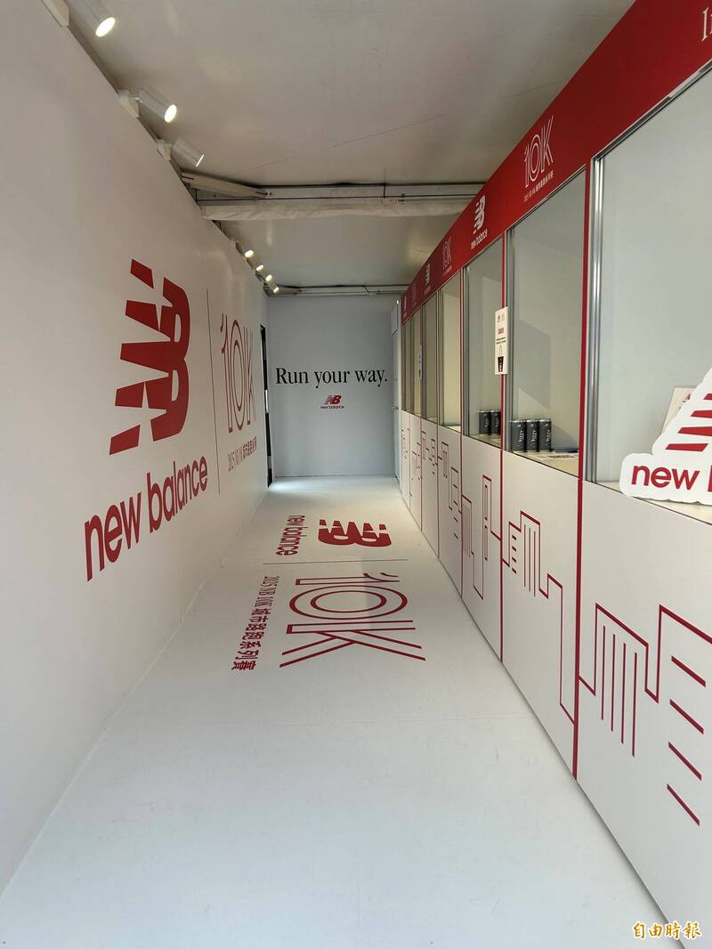 跑前領物資攤位。（記者吳孟儒攝）