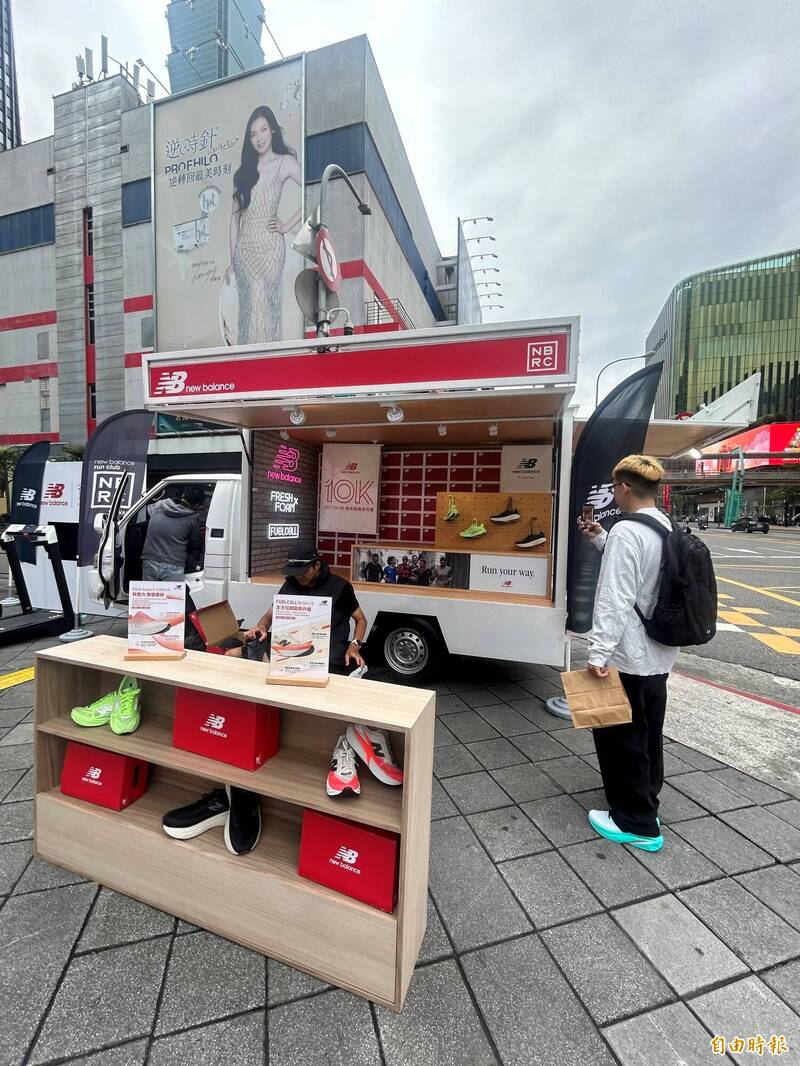 跑鞋攤位，可試穿。（記者吳孟儒攝）