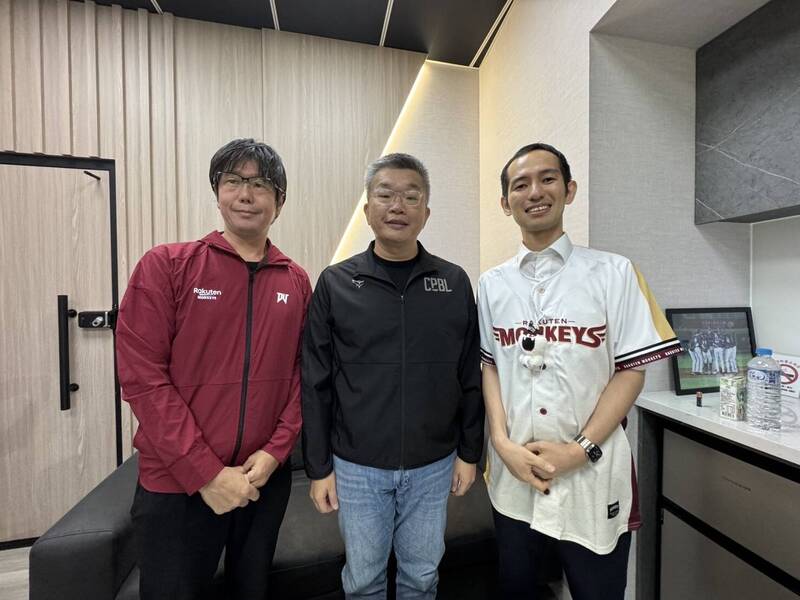 中職會長蔡其昌（中）與樂天集團亞太區執行長葛城崇（左）、樂天桃猿隊領隊牧野幸輝。（資料照，中職提供）