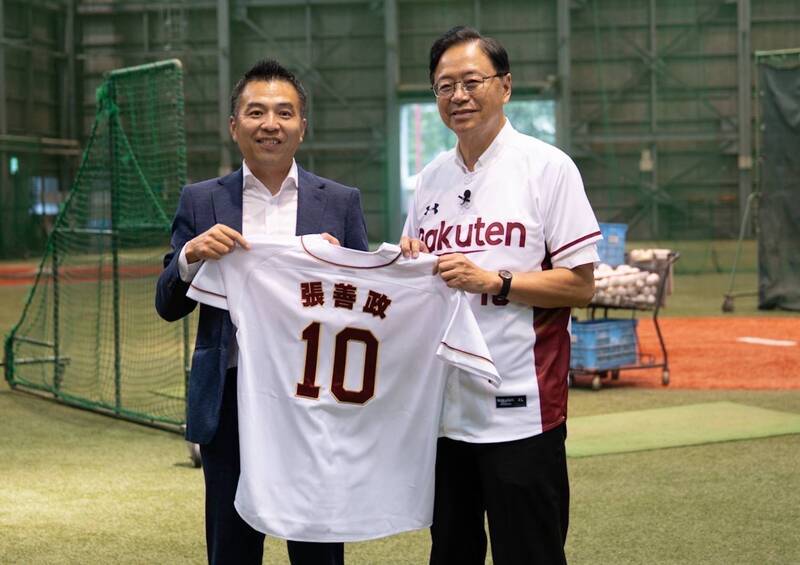 樂天桃猿球團董事長森井誠之與桃園市長張善政。（資料照）