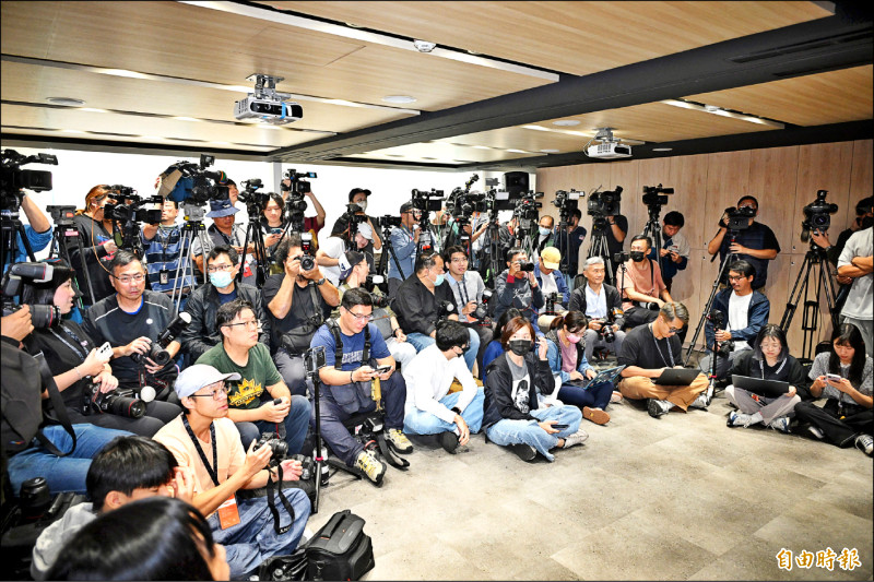 樂天桃猿昨召開記者會，吸引4、50家平面和電子媒體採訪，擠爆中職聯盟會議室。（記者陳逸寬攝）