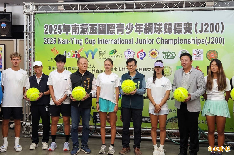 2025南瀛盃國際青少年網球錦標賽11月23日至30日在南市新營網球場舉行，台灣、法國、美國、俄羅斯等12個國家的優秀青少年選手參賽。（記者王涵平攝）