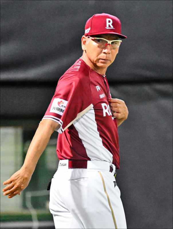 前樂天桃猿教頭古久保健二遭無預警撤換，已陸續收到中職其他球隊邀約。（資料照）