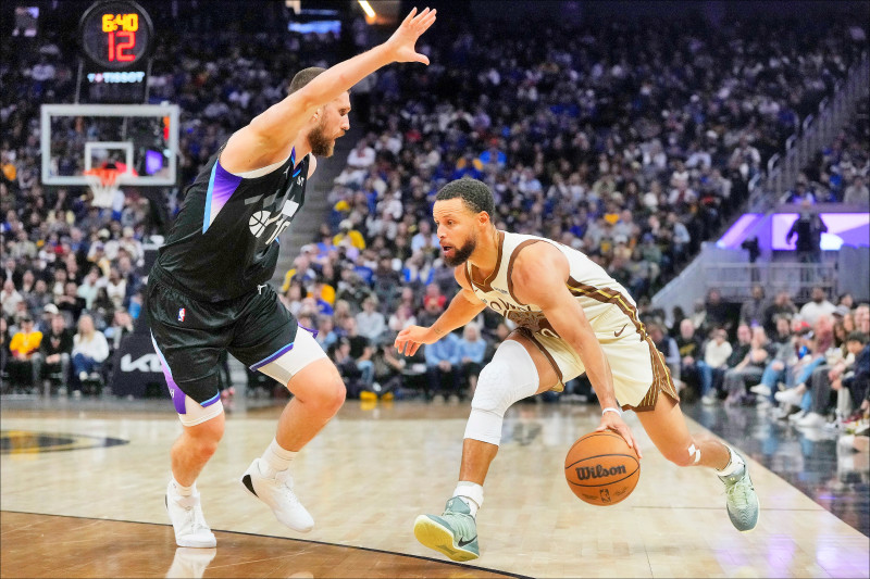 柯瑞（右）連3場得分破30，率勇士終止3連敗。（美聯社）