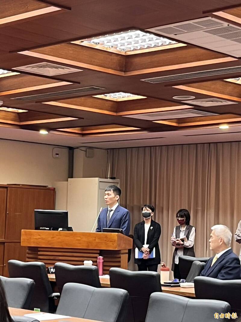 運動部長李洋接受質詢。（記者粘藐云攝）