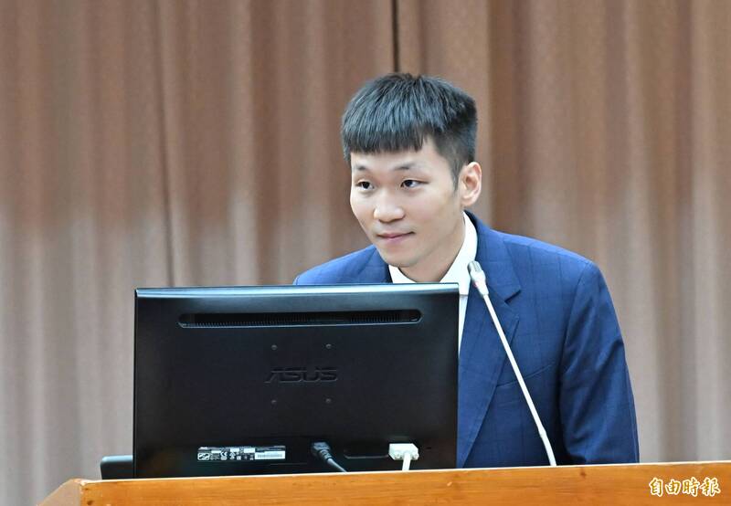 李洋露出尷尬又不失禮貌的微笑。（記者陳志曲攝）