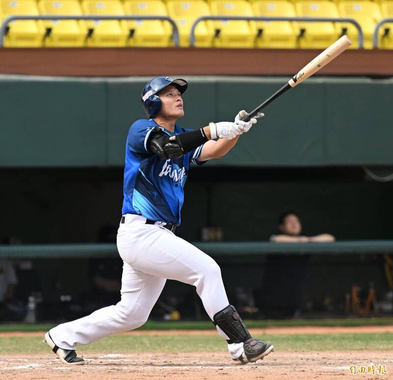 顏郁軒敲出陽春砲。（記者李惠洲攝）