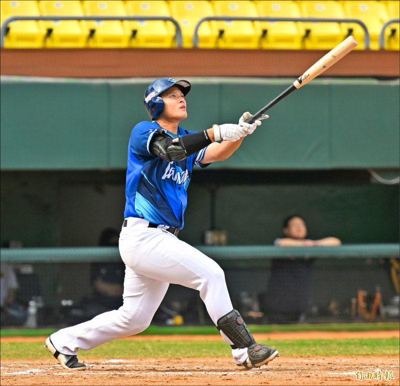 台灣海洋隊顏郁軒3局上擊出追平比分陽春砲。（記者李惠洲攝）
