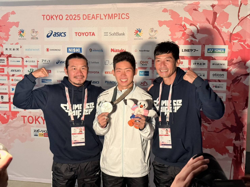 新竹市成德高中聽障生危宇澤（中）獲東京聽障奧運十項全能銀牌，學校和師長都與有榮焉。（學校提供）