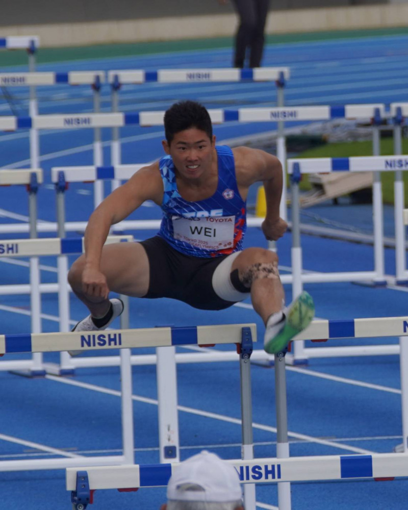 新竹市成德高中聽障生危宇澤獲東京聽障奧運十項全能銀牌，為國爭光。（學校提供）