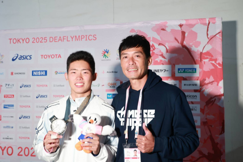新竹市成德高中聽障生危宇澤獲東京聽障奧運十項全能銀牌，為國爭光，教練陳穎祈（右）肯定其努力的精神與態度。（學校提供）
