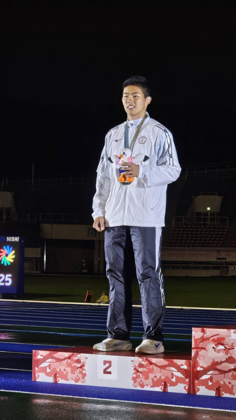 新竹市成德高中聽障生危宇澤獲東京聽障奧運十項全能銀牌，為國爭光。（學校提供）