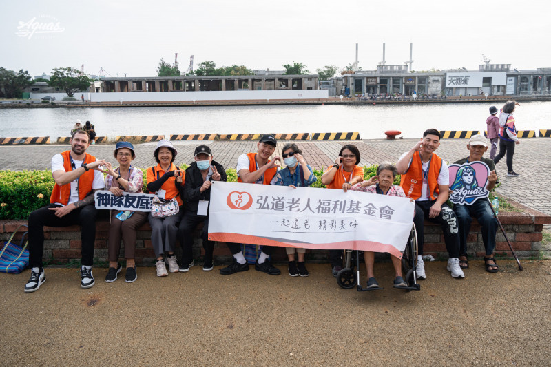 海神球員投入公益活動。（高雄海神提供）